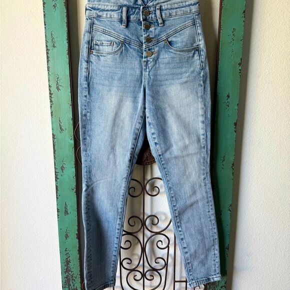 BlankNYC exposed button jean. Very flattering size 26. - Picture 2 of 9